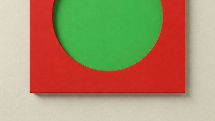 Rotes Quadrat mit einem ausgeschnittenen Kreis in der Mitte, durch den eine grüne Fläche sichtbar ist; das Bild erinnert an ein minimalistisches, geometrisches Kunstwerk mit starken Komplementärfarben.